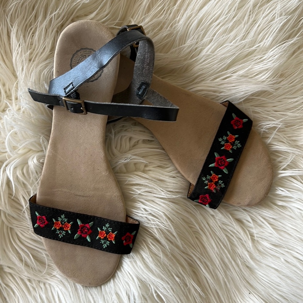 SO Black Strap Sandals with Rose Details ( Size 7 )